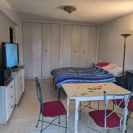 4 People, 15 Minutes From Cannes *