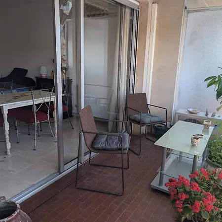 4 People, 15 Minutes From Cannes